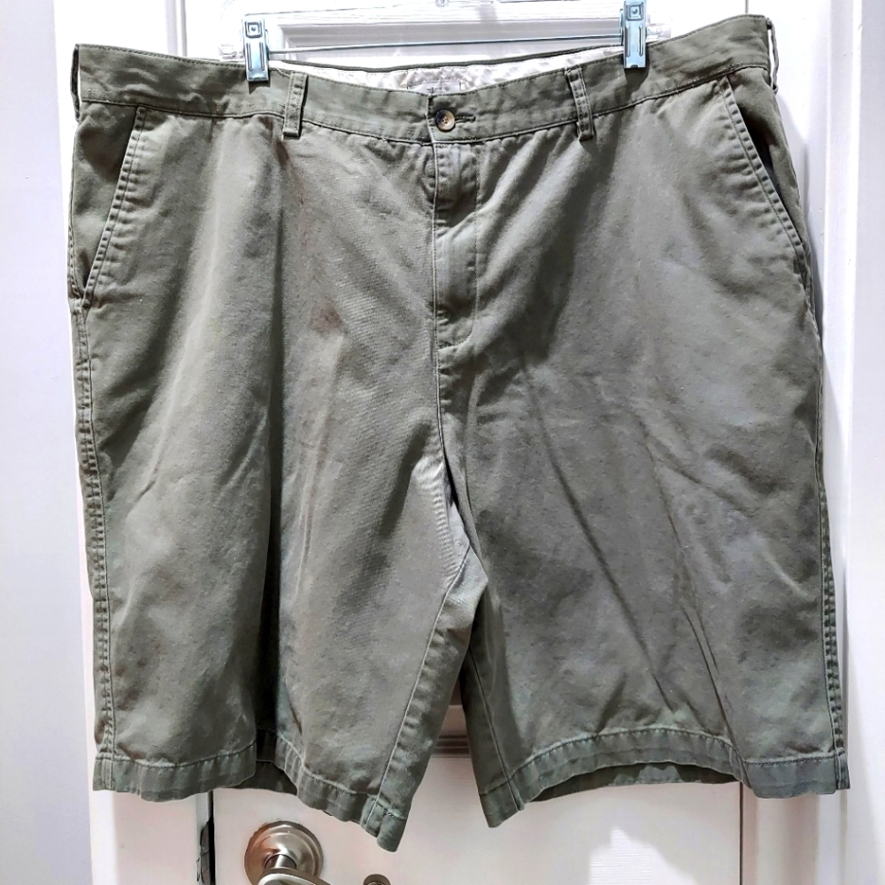 Dockers mens shorts army green Relaxed Fit Size 42